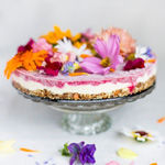 Украшение свадебного торта: цветы в тренде